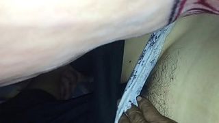Залез рукой к жене под одеяло и гладит ее киску не снимая трусов