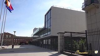 Француз знакомиться со зрелой худышкой на улице и приглашает её на кастинг