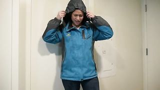 Жопастая девушка разделась перед незнакомцем и показала свою классную задницу