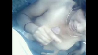 Деревенская девка с косичками трахается на улице с двумя городскими парнями