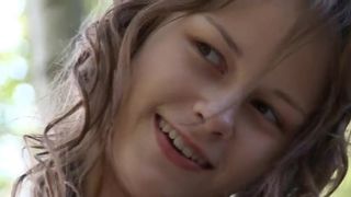 Парень в лесу дал в рот своей худенькой девушке и длинноволосой незнакомке