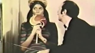 Ретро порнуха с трахом девки с хвостиками в заросшую манду на стуле и на полу